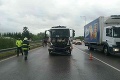 Hrozivá nehoda pri Martine: Auto skončilo po zrážke s nákladiakom mimo cesty