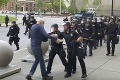 Ďalší incident v USA: Policajt na proteste strčil do seniora, nechal ho ležať na chodníku