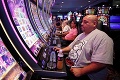 Las Vegas sa konečne dočkalo: Po 79 dňoch otvorili kasína, takéto krupierky tam ešte nemali