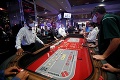Las Vegas sa konečne dočkalo: Po 79 dňoch otvorili kasína, takéto krupierky tam ešte nemali