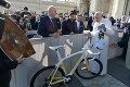 Pápež dostal za Saganov bicykel desaťtisíce: Peniaze poputujú do nemocníc