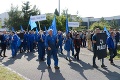 Vzbura v Tlmačoch: Stovky zamestnancov strojární protestovali proti hromadnému prepúšťaniu