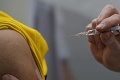 Moskva chce začať s očkovaním proti COVID-19 v októbri: Studená sprcha od WHO