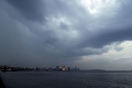 Na indický Bombaj sa rúti cyklón: Evakuovali desaťtisíce ľudí vrátane nakazených
