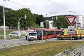 Nehoda v Bratislave: Autobus sa zrazil s dodávkou, hlásia šesť zranených