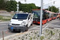 Nehoda v Bratislave: Autobus sa zrazil s dodávkou, hlásia šesť zranených