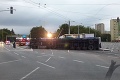 Zrážka dvoch kamiónov na frekventovanej križovatke v Prešove: Jeden ostal prevrátený