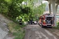 Obrovská tragédia v Likavke: Auto spadlo z mosta, jedna osoba zomrela