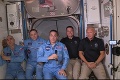 Historický okamih! Astronauti z Crew Dragon sú na ISS, prvá fotka zo stretnutia s posádkou