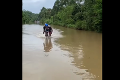 Záplavy cyklistiku nijak neobmedzili: Voda po pás nerobí tomuto frajerovi žiadny problém