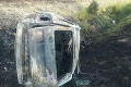 Auto po nehode zachvátili plamene: Pri nešťastí v Gemerskej Hôrke zomrelo dieťa