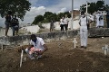 Brazília má 6700 nových prípadov za deň: Mŕtvych pochovávajú päť do jedného hrobu, míňajú sa rakvy