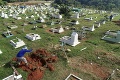 Brazília má 6700 nových prípadov za deň: Mŕtvych pochovávajú päť do jedného hrobu, míňajú sa rakvy
