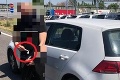 Na tohto vodiča bratislavskí policajti nezabudnú: Zdrogovaný im zapózoval aj s fajkou