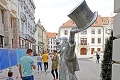 Slováci sa vracajú do ulíc, ale visí nad nami veľký otáznik: Vážne varovanie pre všetkých