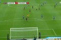 Brankár sa len prizeral: Hráč Frankfurtu zachránil istý gól takýmto parádnym zákrokom