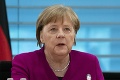 Mrazivý výjav pred kanceláriou Merkelovej: Kto tam postavil drevené kríže?!