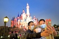Disney parky sú pre koronavírus v problémoch: 28-tisíc zamestnancov dostalo výpoveď