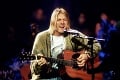 Kurt Cobain prepisuje rekordy aj po smrti: Jeho gitaru vydražili za neuveriteľnú sumu