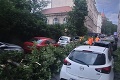 V bratislavskom Starom Meste spadol strom, poškodil štyri autá: Odkaz pre vodičov