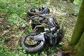 Mladík bez vodičáku na motorku havaroval v smere na Horné Hámre: Zvalil telekomunikačný stĺp