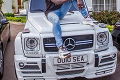 Adebayor má v tom jasno: Miesto pomoci sa chváli fotkami luxusných áut