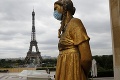 V niektorých častiach Paríža sú rúška opäť povinné aj vonku: Eiffelovka dostala výnimku