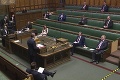 Ostrá kritika vlády v britskom parlamente: Pre koronavírus porušili 700-ročný protokol