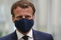 Francúzsko zavedie prísnejšie opatrenia: Macron si sype popol na hlavu, silný odkaz