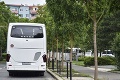 Protest súkromných autobusových dopravcov v Bratislave: Pred Úrad vlády doviezli rakvu