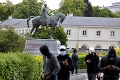 Protesty v Amerike majú dopad aj na Belgicko: Ľudia opäť poškodzujú sochy Leopolda II.