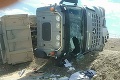 Pri obchvate D4/R7 zasahujú hasiči: Na stavenisku sa prevrátilo nákladné vozidlo, šofér utrpel zranenia