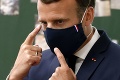 Macron odsúdil rasizmus a avizoval nové rozhodnutia: Strhávanie sôch odmieta