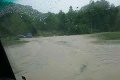 V obci na západe Slovenska zasahujú desiatky hasičov: Voda zatopila domy, pivnice aj cesty