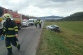 Zrážka autobusu s autom pri obci Korytárky: Hasiči vyslobodili zakliesnenú osobu