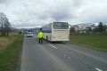 Zrážka autobusu s autom pri obci Korytárky: Hasiči vyslobodili zakliesnenú osobu