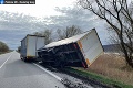 Silný nárazový vietor spôsobuje komplikácie: Cesta v okrese Rožňava je pre nákladnú dopravu uzavretá