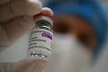 Zostávajú v strehu: Francúzsko odporúča očkovanie vakcínou AstraZeneca od 55 rokov