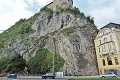 Po najvyšších horách vyliezli skúsení borci aj na skalu pod Trenčianskym hradom: Čo im pri čistení spôsobuje najväčšie starosti?