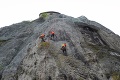Po najvyšších horách vyliezli skúsení borci aj na skalu pod Trenčianskym hradom: Čo im pri čistení spôsobuje najväčšie starosti?