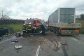 Vážna nehoda na východe: Po zrážke kamióna a dvoch áut hlásia zranených