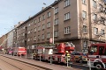 V Prahe zasahovali pri požiari bytu hasiči aj vrtuľník: Zranilo sa 14 ľudí, medzi ktorými boli aj malé deti