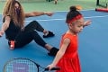 Hrať tenis sa učí od útleho veku: Rozkošná dcéra Sereny Williamsovej s raketou v ruke