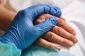 Vek hospitalizovaných pacientov s covidom v Žiline klesá: Zdrvujúce slová o nemocničných lôžkach