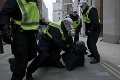 Protest proti opatreniam vo Viedni skončil zatýkaním: Potýčky s mužmi zákona kvôli tvrdému lockdownu
