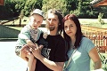 Chorý Alex býval s rodičmi v paneláku na Mukačevskej: Výbuch im vzal všetko! Fotka spred tragédie trhá srdce