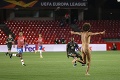 Úsmevný moment v Európskej lige: Na trávnik vybehol nahý fanúšik
