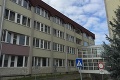 V Žiari nad Hronom leží len 9 pacientov s covidom: Prečo nemocnica stále poskytuje len neodkladnú starostlivosť?