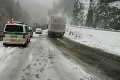 Zima nechce odísť! Sneh trápi vodičov hlavne v jednom kraji, neprejazdných úsekov pribúda