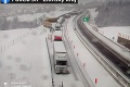 Zima nechce odísť! Sneh trápi vodičov hlavne v jednom kraji, neprejazdných úsekov pribúda